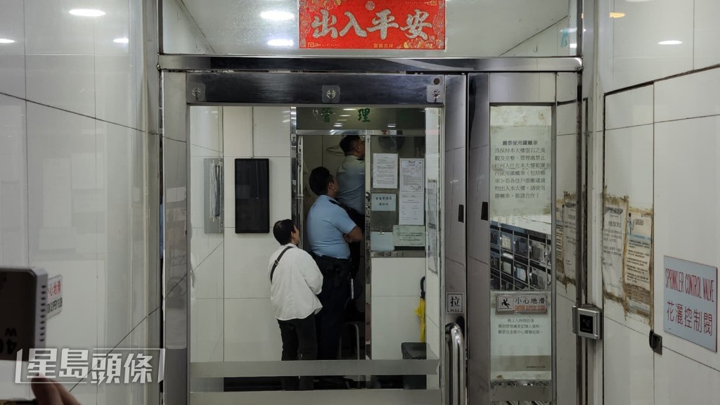 救援人員接報後趕抵現場,在大廈平台上發現事主。黎志偉攝 救援人員接報後趕抵現場,在大廈平台上發現事主。黎志偉攝