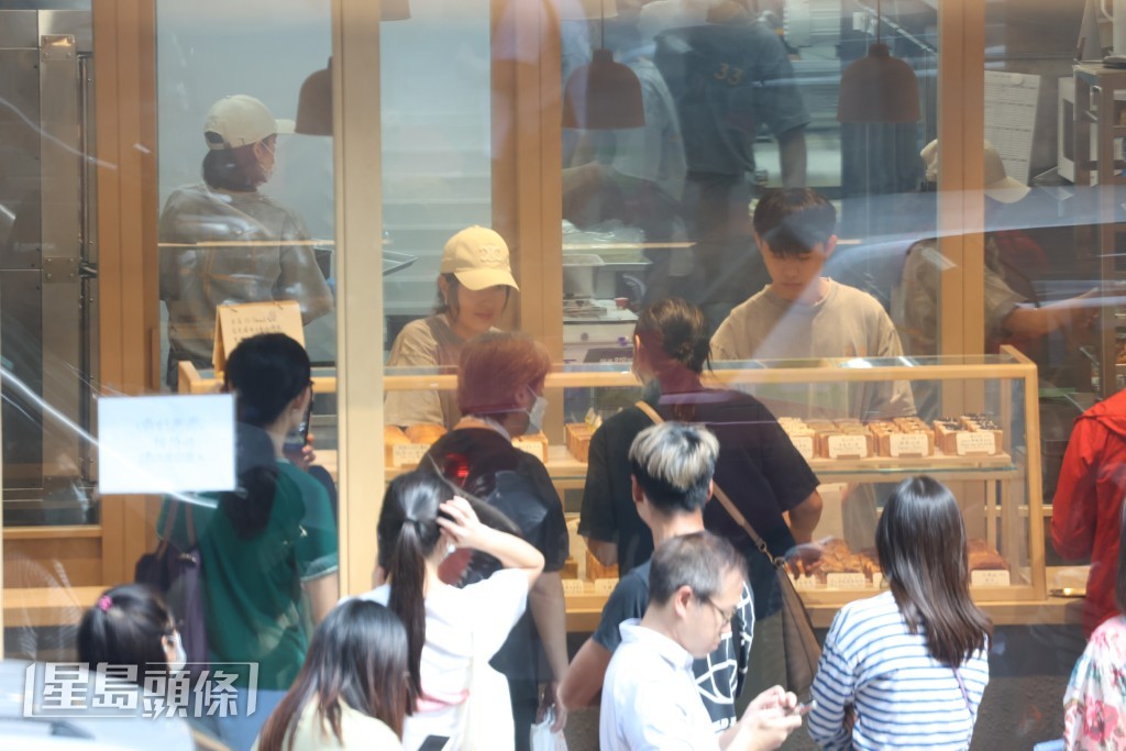 客人在外面看着老闆娘唐詩詠打點一切。