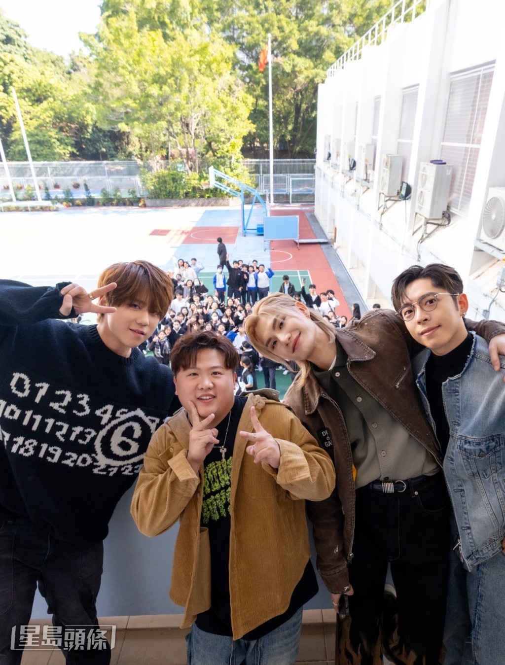 姜濤、Edan、肥仔、Jeremy與中學生們嚟個遠距大合照。