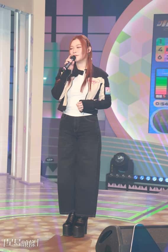 黃洛妍也有份考音準和拍子。 黃洛妍也有份考音準和拍子。