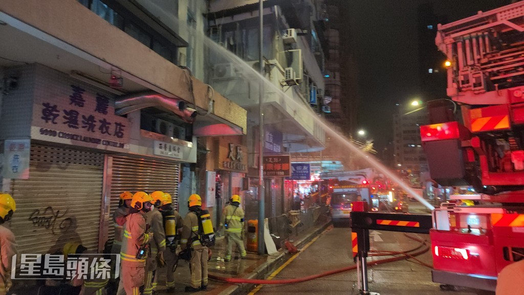 消防開喉灌救，迅速將火救熄。黎志偉攝