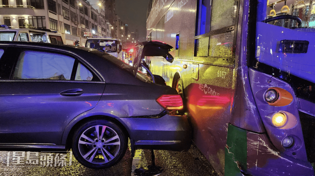 平治車尾貼住巴士右邊車身,車尾蓋打開。黎志偉攝 平治車尾貼住巴士右邊車身,車尾蓋打開。黎志偉攝