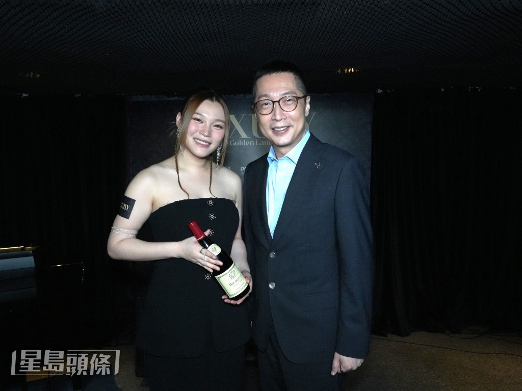 馬浚偉知道黃洛妍愛飲紅酒，秘密安排了一瓶紅酒送給她。