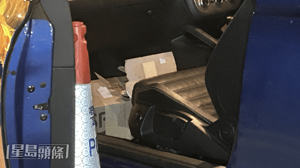 警員在私家車前排乘客座位下發現一個紙皮箱,在紙皮箱內檢獲大約300粒依托咪酯煙彈。蔡楚輝攝 警員在私家車前排乘客座位下發現一個紙皮箱,在紙皮箱內檢獲大約300粒依托咪酯煙彈。蔡楚輝攝