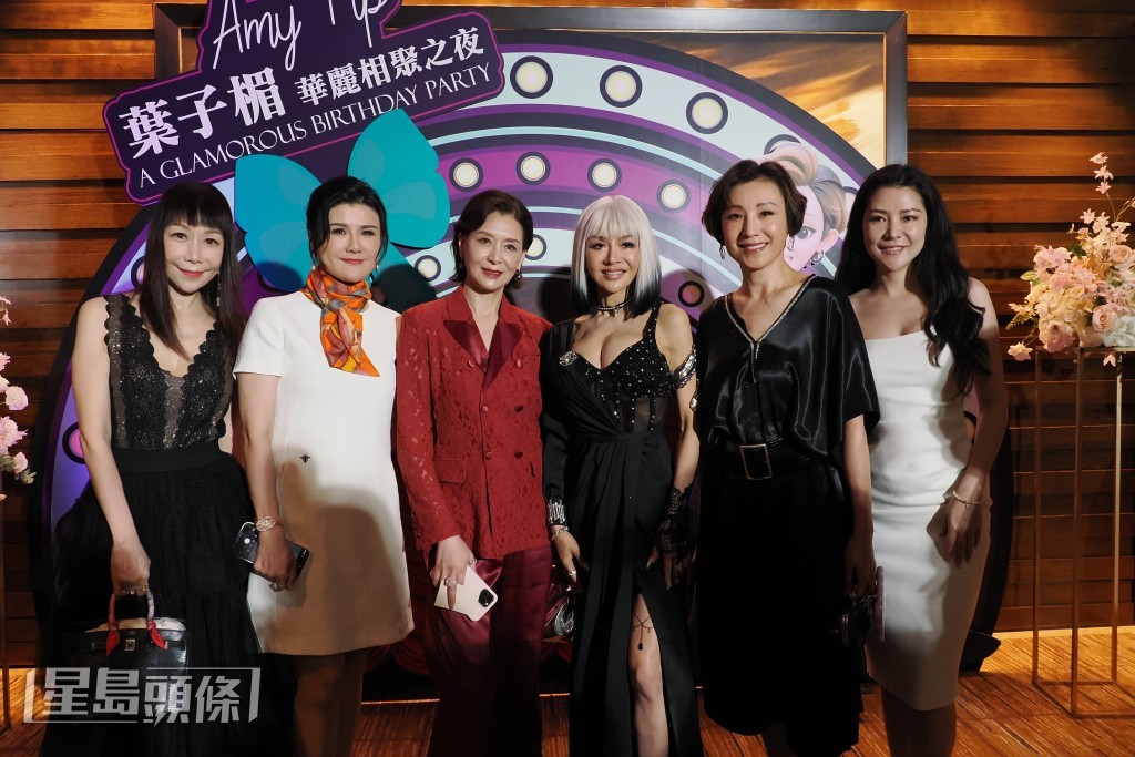 夏文汐(左三)、周美鳳(右二)均有出席party。 夏文汐(左三)、周美鳳(右二)均有出席party。