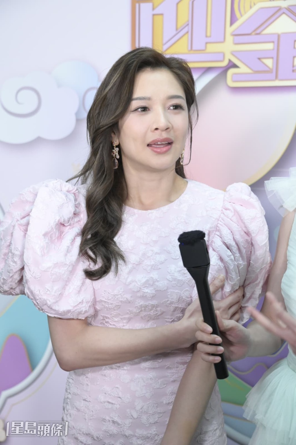 她又指现在与TVB仍有合约，所以公司仍然有帮她接洽紧外面的工作。