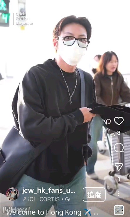 池昌旭被拍到現身仁川機場,百忙中還禮貌地向攝記點頭打招呼。(網上截圖) 池昌旭被拍到現身仁川機場,百忙中還禮貌地向攝記點頭打招呼。(網上截圖)