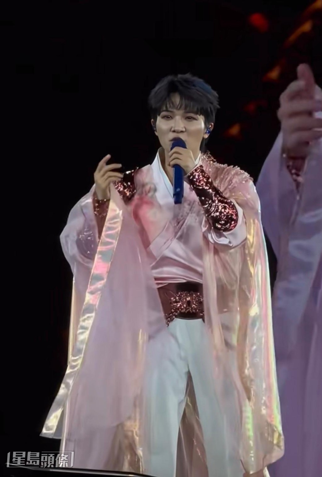 周深香港演唱會丨首踏香港啟德舞台大唱廣東歌心情激動感謝「生米」帶去