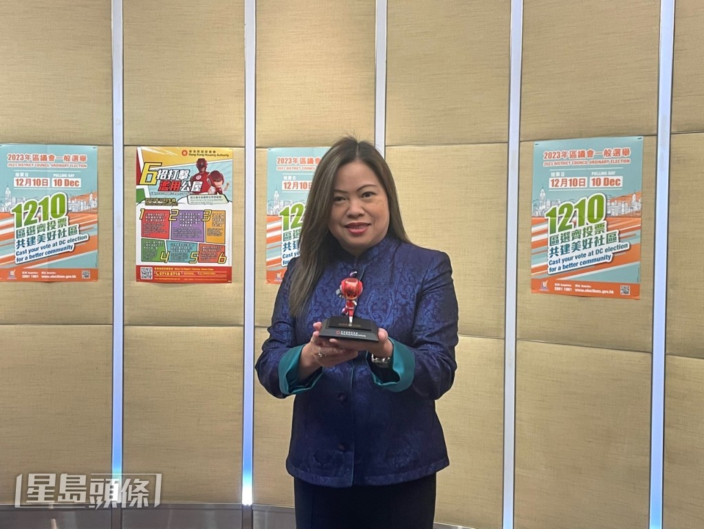 房屋局常任秘書長兼房屋署署長羅淑佩表示,呼籲住戶在後日(30日)的限期前交回申報表,如住戶蓄意拒絕申報或證實濫用公屋,房委會定必終止租約。蔡思宇攝 房屋局常任秘書長兼房屋署署長羅淑佩表示,呼籲住戶在後日(30日)的限期前交回申報表,如住戶蓄意拒絕申報或證實濫用公屋,房委會定必終止租約。蔡思宇攝
