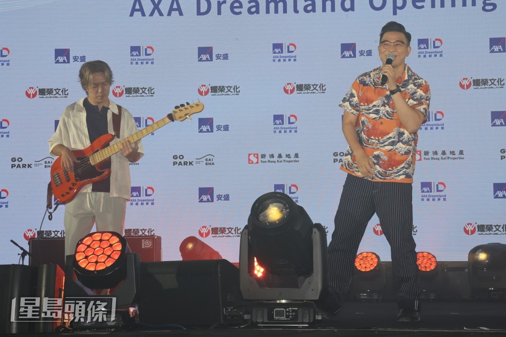 台上鼓手泥鯭突然因為接收器出現問題要暫停演出，要由主音6號化身司儀拖時間。