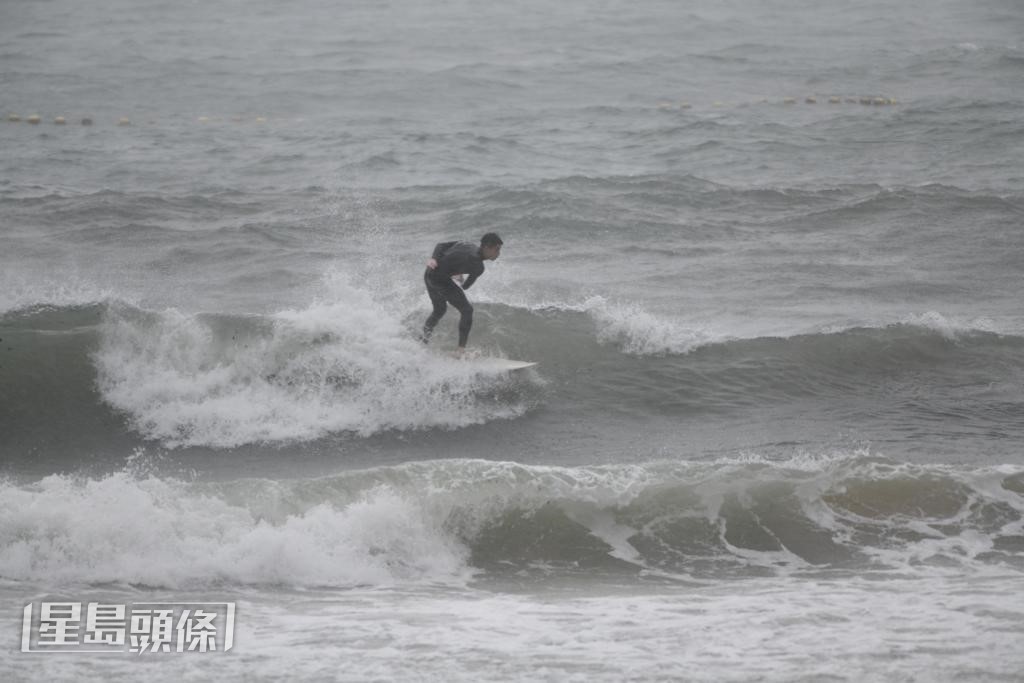 石澳風急浪高，吸引不少滑浪人士到來。蘇正謙攝