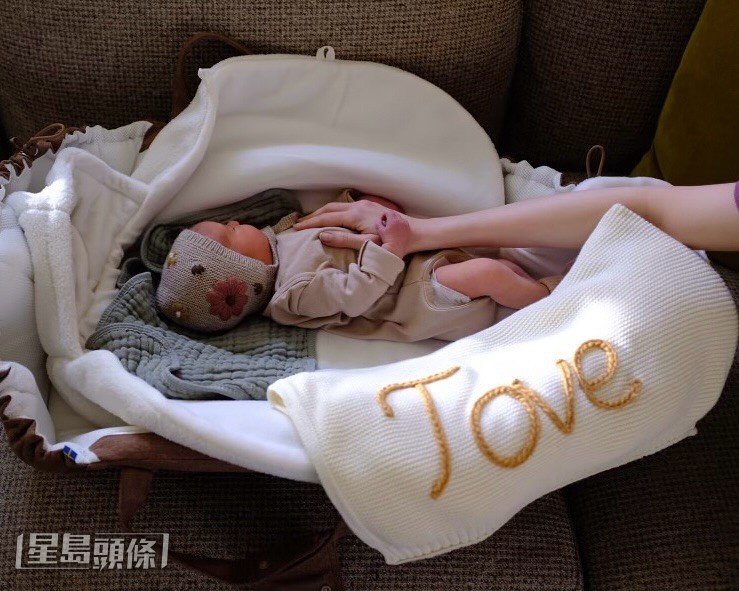 莉莉貼出女兒熟睡的相片。