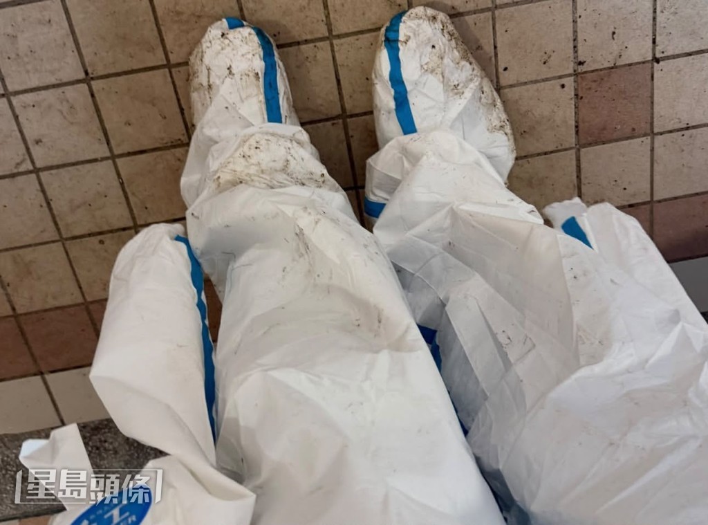 即使防護衣沾滿污泥也沒有退縮,表現非常落力。 即使防護衣沾滿污泥也沒有退縮,表現非常落力。