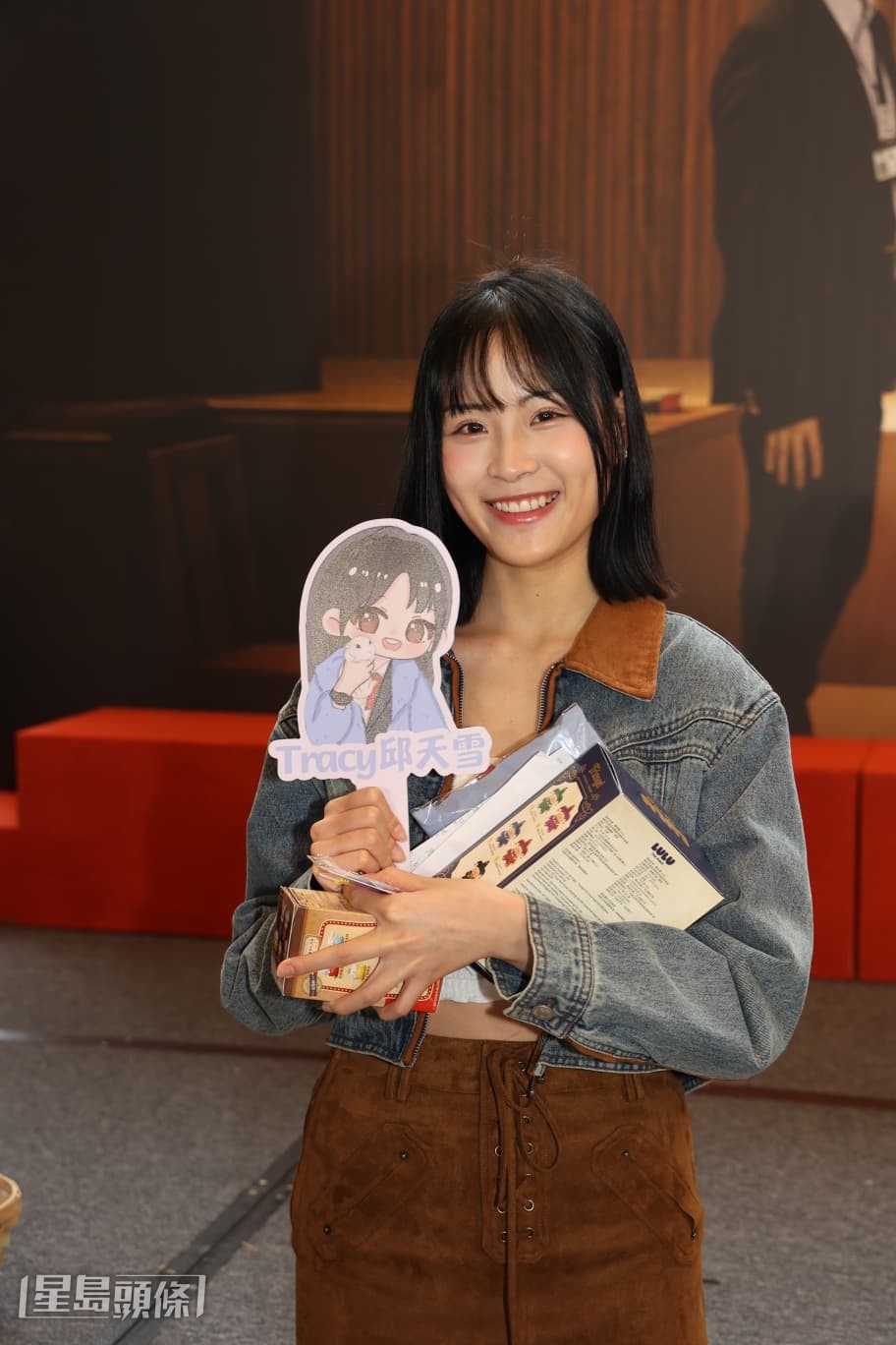 珈嘉指跟阿佘拍抱抱戲時,亦聞到「媽咪」身上有陣「香味」。 珈嘉指跟阿佘拍抱抱戲時,亦聞到「媽咪」身上有陣「香味」。