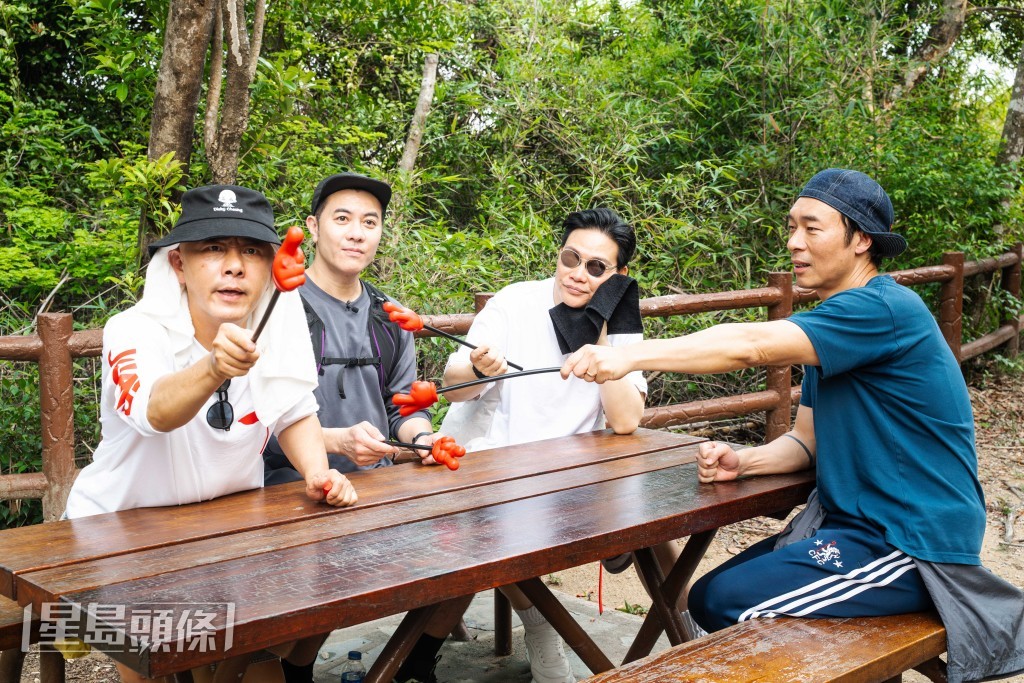 Dicky扮可憐:「咁你想點喎?賠返樽豉油畀你,賠多支茄汁囉!」 Dicky扮可憐:「咁你想點喎?賠返樽豉油畀你,賠多支茄汁囉!」