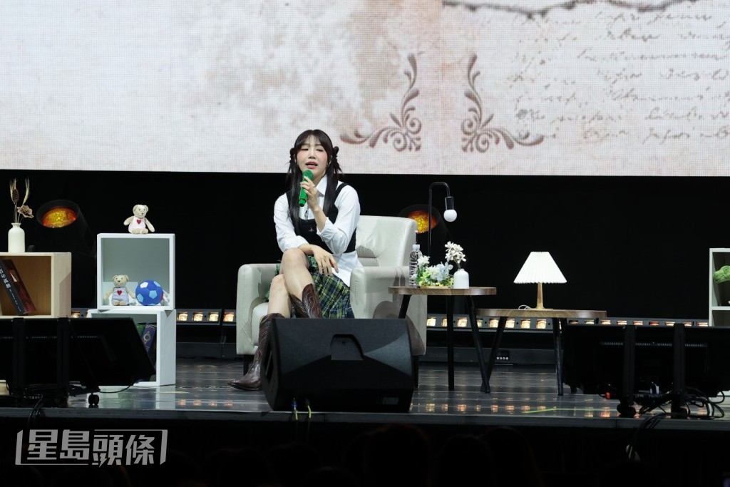 之后播出她之前在香港开骚唱《那些年》，而郑恩地也有跟着唱。