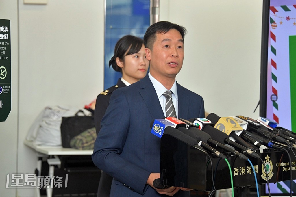 海關資訊科技科資訊系統發展組助理參事吳偉明講解虛擬服務大使功能。楊偉亨攝 海關資訊科技科資訊系統發展組助理參事吳偉明講解虛擬服務大使功能。楊偉亨攝