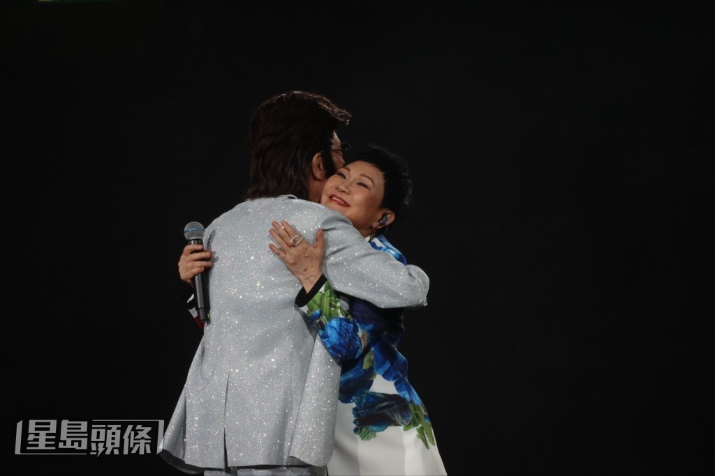 葉振棠指陳潔靈為他入行後第一個最佳拍檔，兩人更感動得一起擁抱。