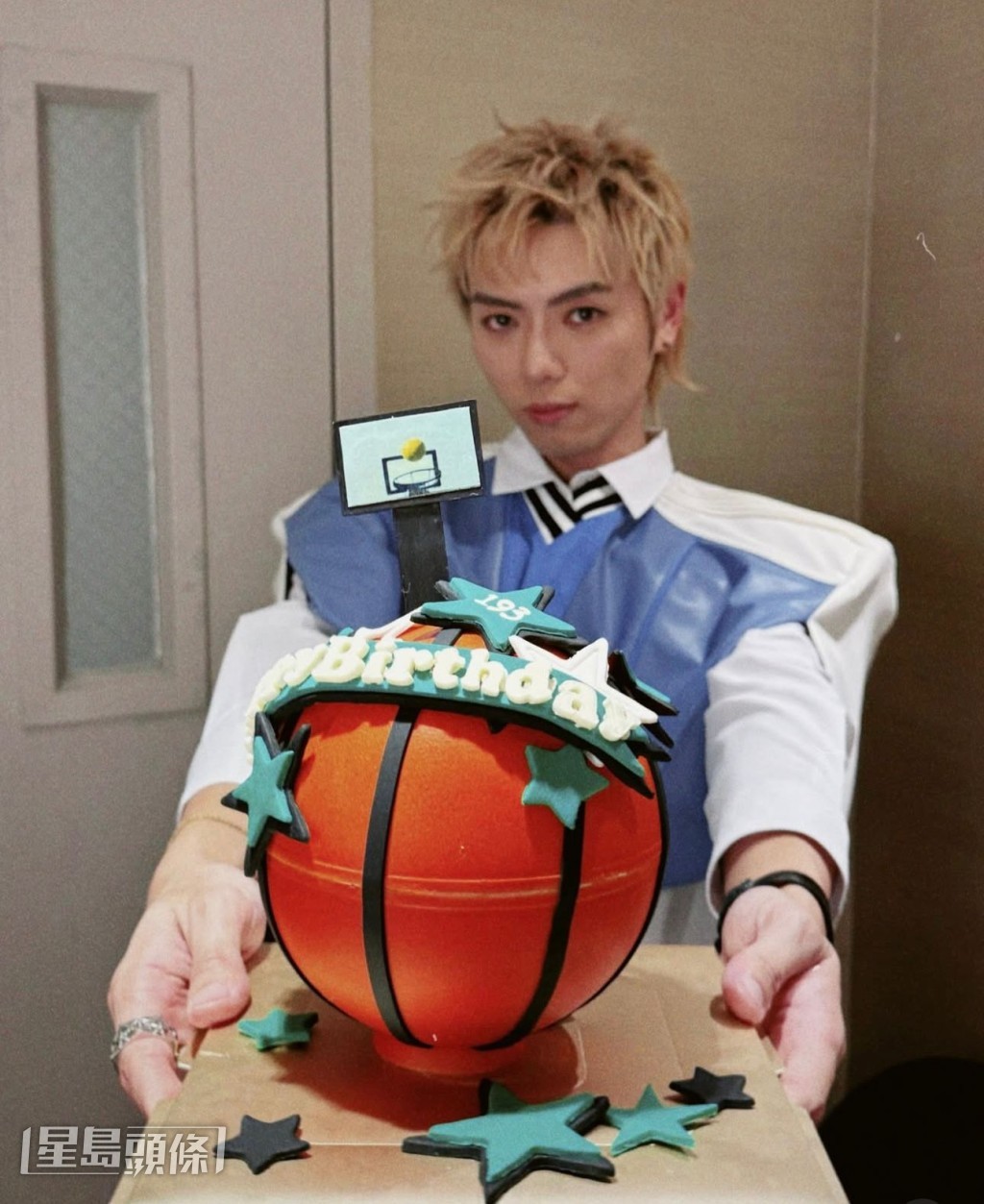 193在社交網分享多張與不同單位的慶生照。