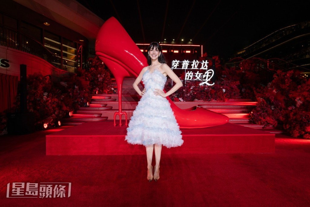 安妮直言，選擇這條裙是因為能在20年後再次與梅麗史翠普合作《穿PRADA的惡魔2》，對她而言就如奇蹟一樣，因此特意挑選這套充滿夢幻感的造型，紀念這個重要時刻。