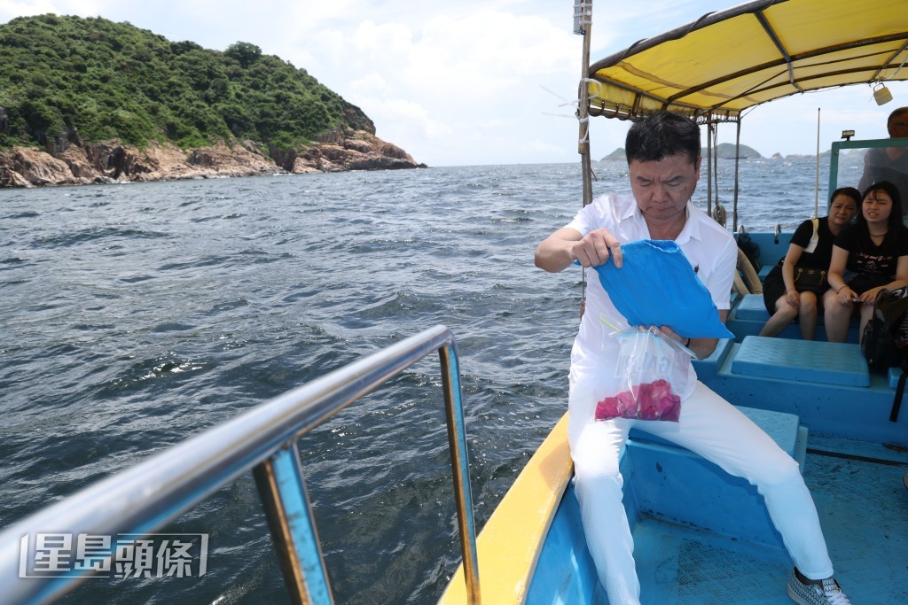 艾威拎出骨灰以及花瓣，顯得若有所思。