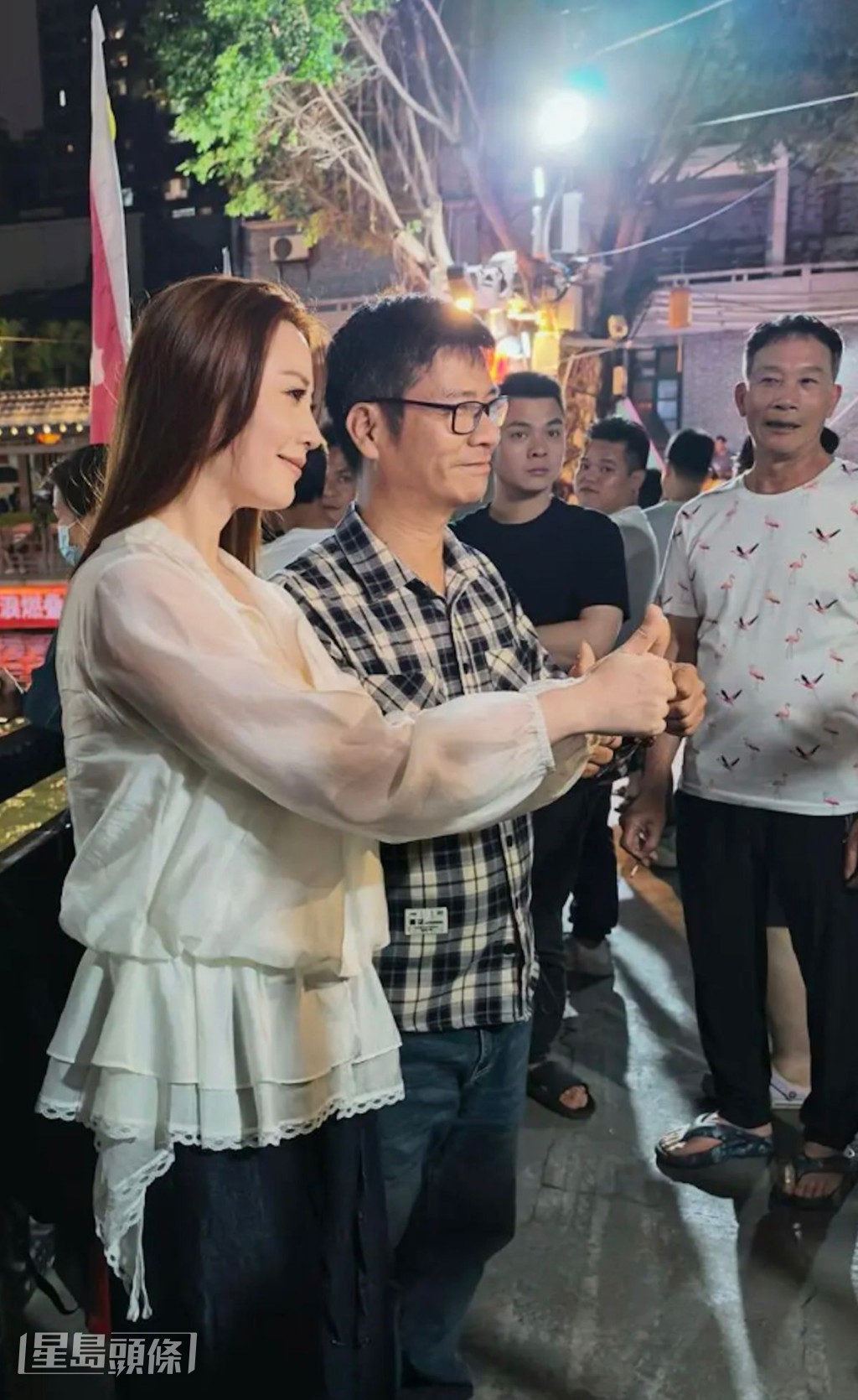 與在場人士合照，非常受歡迎。