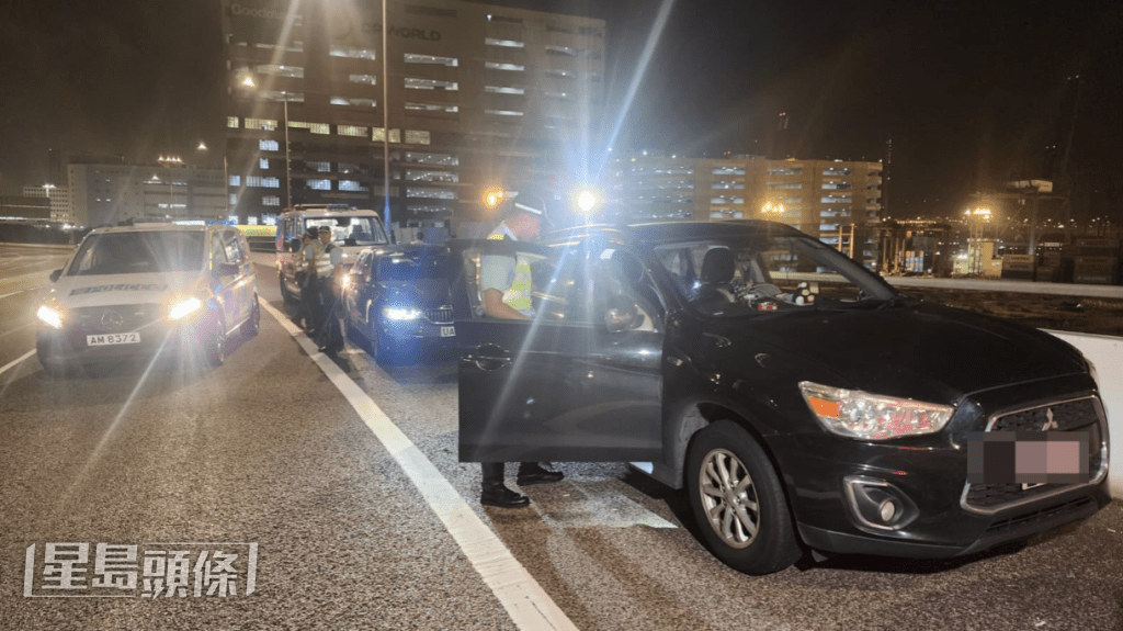 世界盃決賽舉行前,警方在葵涌截獲一輛懷疑「毒品快餐車」。黎志偉攝 世界盃決賽舉行前,警方在葵涌截獲一輛懷疑「毒品快餐車」。黎志偉攝