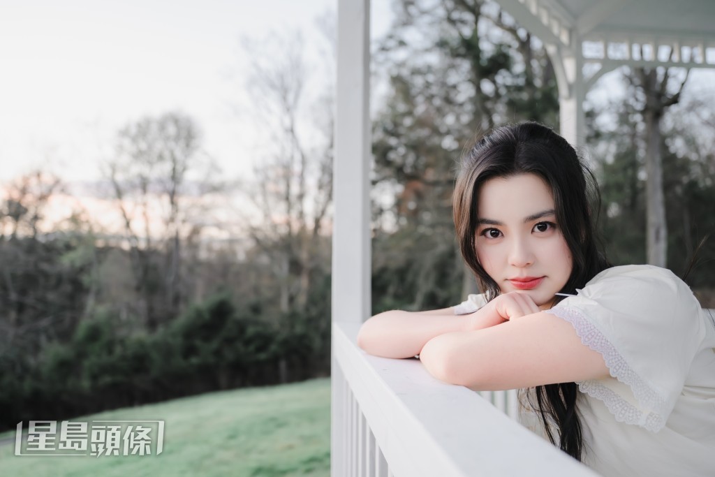 她堅持兩邊兼顧,認為在美國學到的知識對演藝工作同樣有幫助。 她堅持兩邊兼顧,認為在美國學到的知識對演藝工作同樣有幫助。