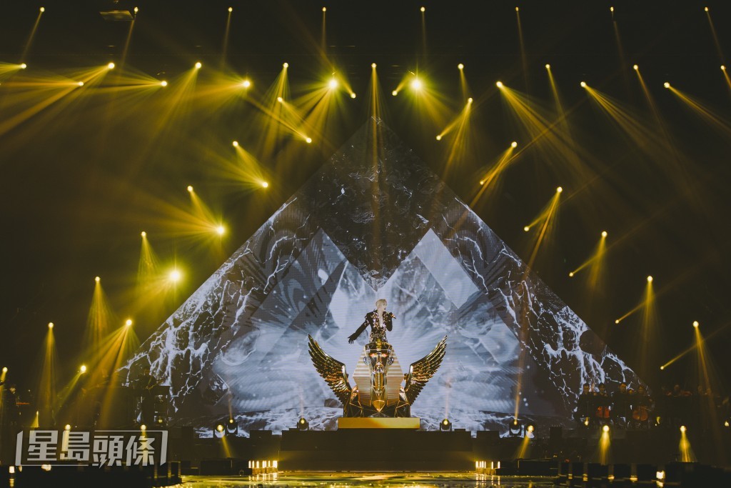 主舞台採用宏偉的金字塔結構。