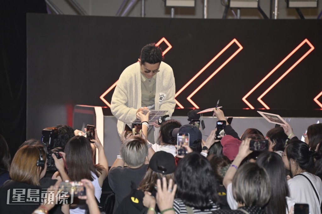古仔為支持者簽名。