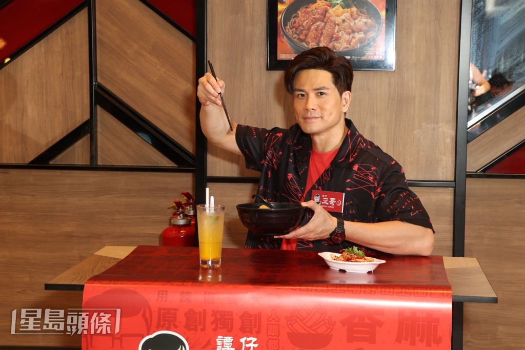 伍允龍稱自己都幾食得辣，並分享撈薯粉的秘訣。