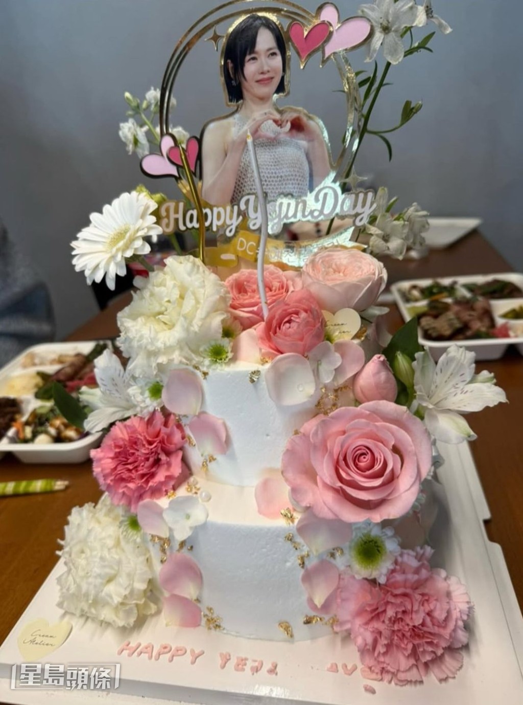 孫藝珍收到不少生日蛋糕。