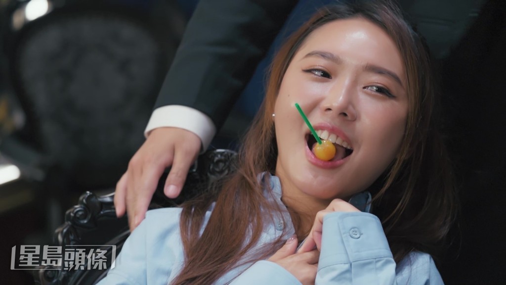戴祖儀食得開心。 戴祖儀食得開心。