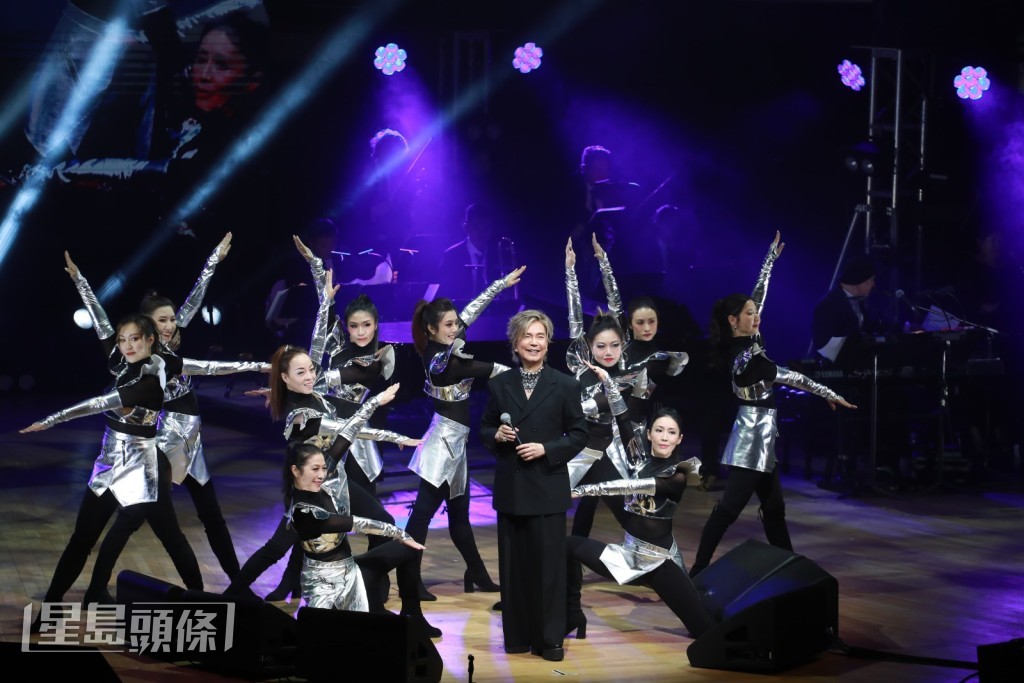 Louie在一班舞蹈員伴舞下獻唱《Happy Together》登場。