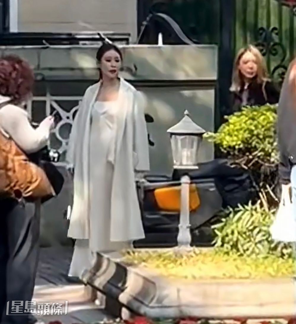 腹大便便的马筱梅，以一身米白色装束示人。