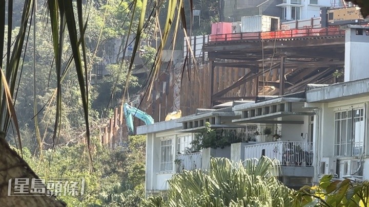 現場山坡有一部挖泥機。劉漢權攝