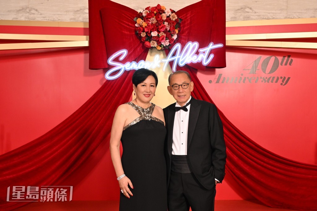英皇集團主席楊受成博士伉儷昨晚(24日)於香港瑞吉酒店舉辦「40週年紅寶石婚晚宴」,筵開超過20席招待政商娛樂界名人好友以及英皇集團同事一起慶祝。 英皇集團主席楊受成博士伉儷昨晚(24日)於香港瑞吉酒店舉辦「40週年紅寶石婚晚宴」,筵開超過20席招待政商娛樂界名人好友以及英皇集團同事一起慶祝。