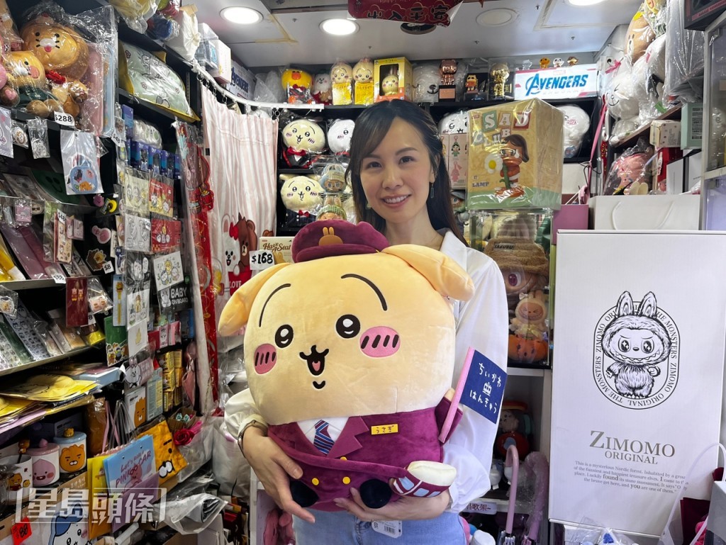 信和中心一間售賣多款玩偶的玩具店店主Anna。李健威攝 信和中心一間售賣多款玩偶的玩具店店主Anna。李健威攝