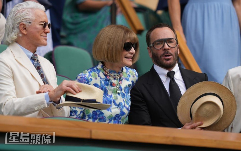 澳洲名導巴茲雷曼、「穿Prada惡魔」真身Anna Wintour和時裝大師Tom Ford齊坐皇室包廂睇網球賽。（美聯社）