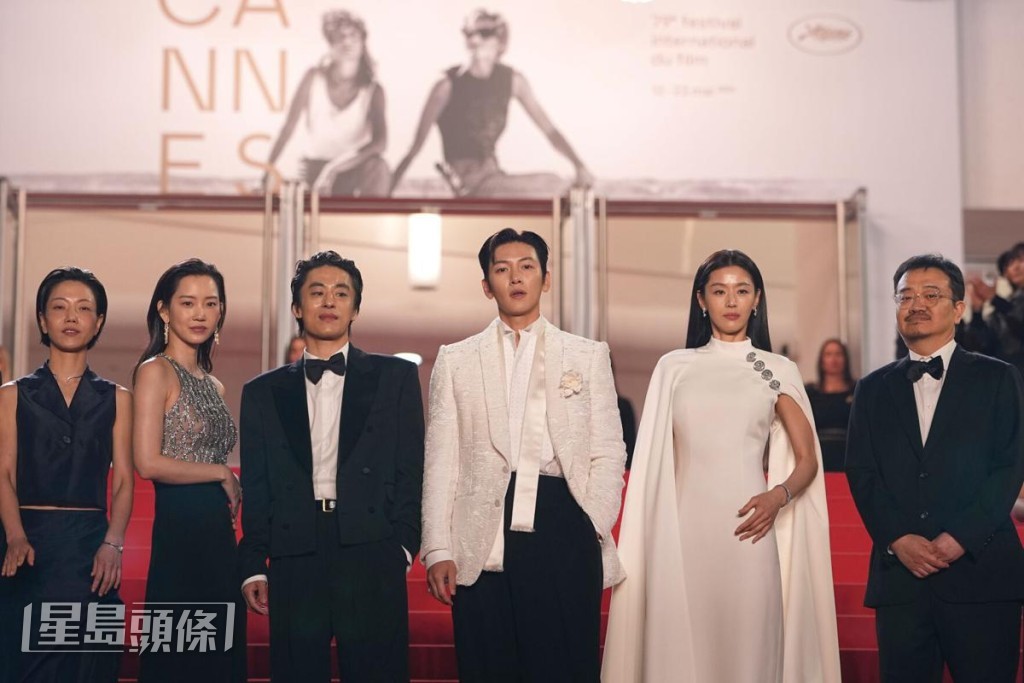 《屍殺禁區》昨晚在康城舉行首映，全智賢以一襲白色晚裝亮相。