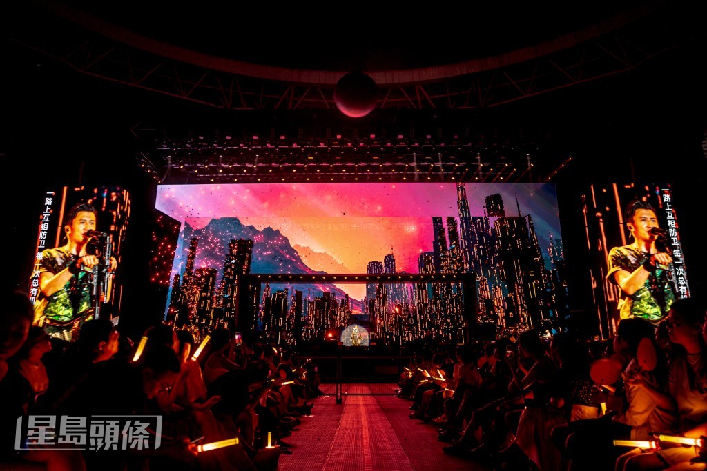 謝霆鋒指今次為大蓮花重新做咗一個進化舞台，自己都服咗自己！