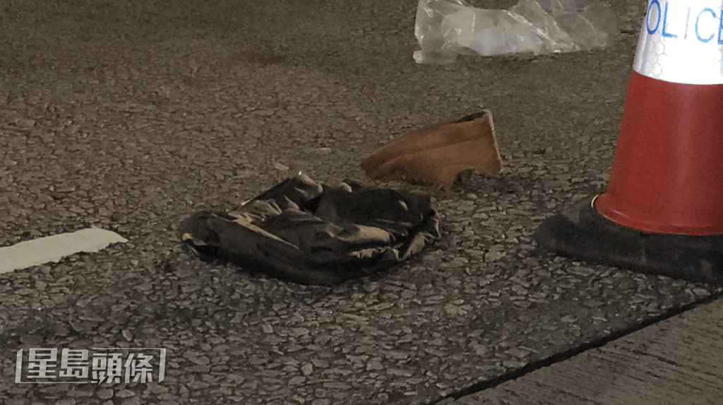 現場遺下一對懷疑屬於女事主的波鞋及一個手袋。黎志偉攝 現場遺下一對懷疑屬於女事主的波鞋及一個手袋。黎志偉攝