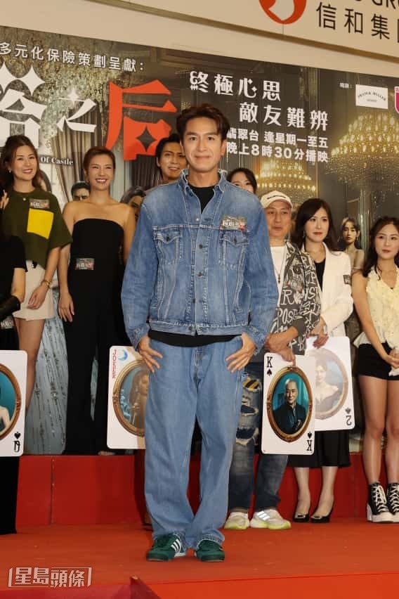 馬明透露正在拍《玫瑰戰爭》和《飛常日誌2》,早上才從上海返港。 馬明透露正在拍《玫瑰戰爭》和《飛常日誌2》,早上才從上海返港。