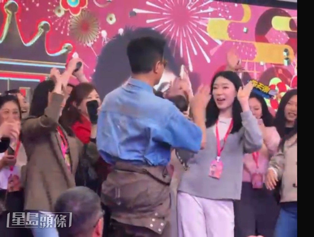 他又有求必應與大家擊掌和握手。 他又有求必應與大家擊掌和握手。