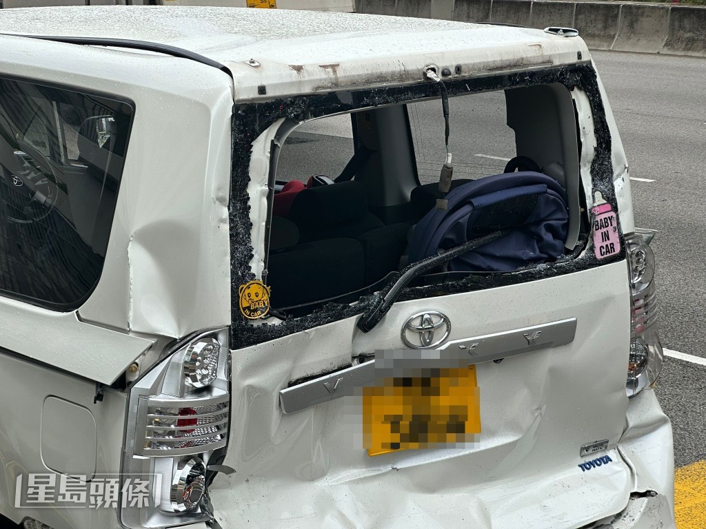 其中一輛私家車車尾損毀。譚智成攝 其中一輛私家車車尾損毀。譚智成攝