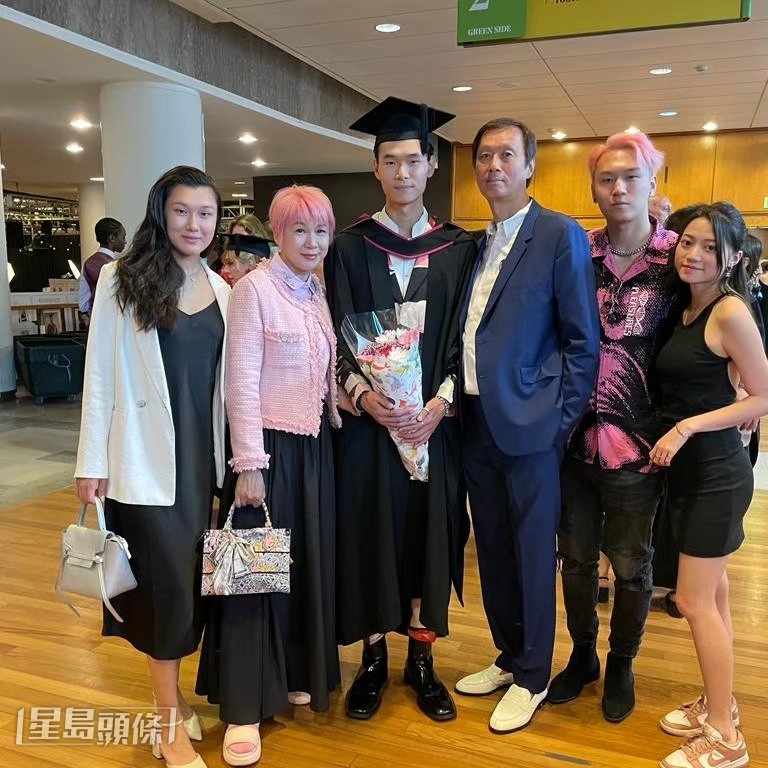 Dave大學畢業,全家當然要出席見證。 Dave大學畢業,全家當然要出席見證。