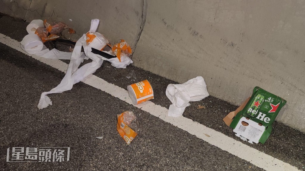 車上貨物如廁紙和啤酒等散落一地。黎志偉攝