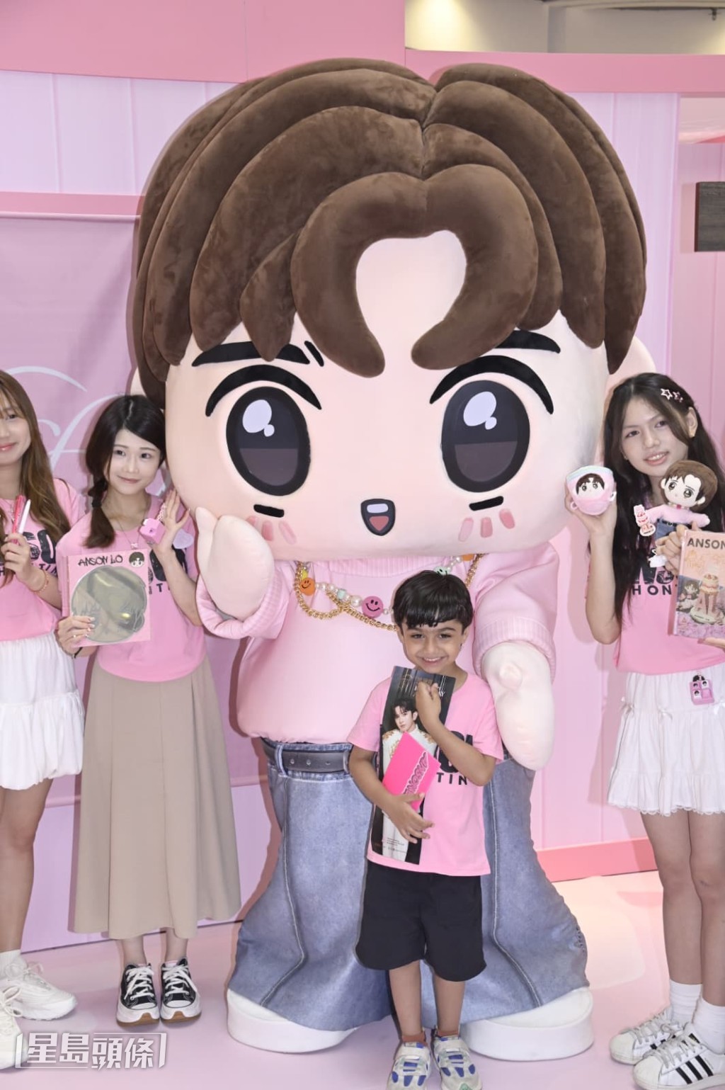 跟卡通版Little Anson 合照。