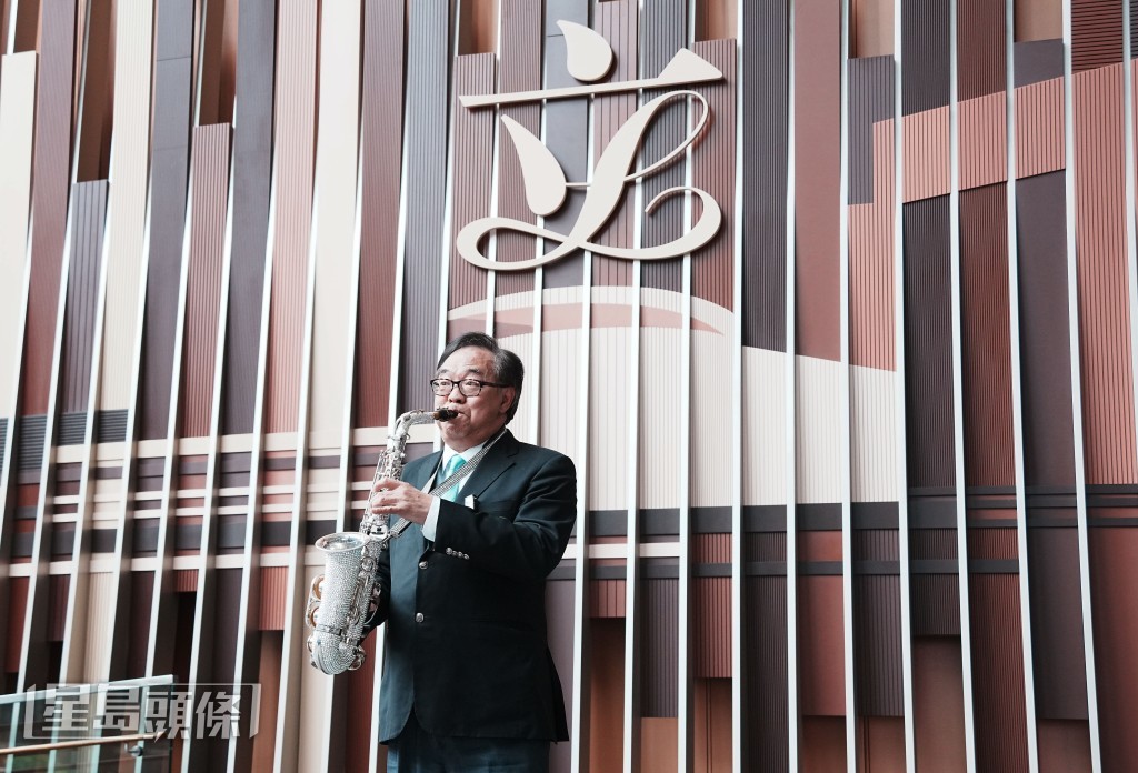 會議完成後,已宣布退下火線的經民聯主席盧偉國於立法會地下吹奏色士風,歌曲是徐小鳳的《順流逆流》。汪旭峰攝 會議完成後,已宣布退下火線的經民聯主席盧偉國於立法會地下吹奏色士風,歌曲是徐小鳳的《順流逆流》。汪旭峰攝