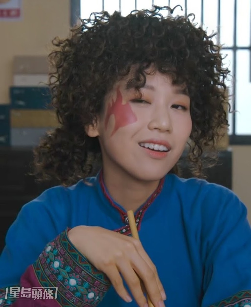 Roxanne演戲沒包袱,扮醜扮騎呢亦全情投入。 Roxanne演戲沒包袱,扮醜扮騎呢亦全情投入。